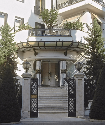ART DECO-STYLE LORD BYRON HOTEL